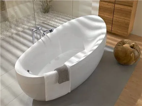 Freestanding bath on oak